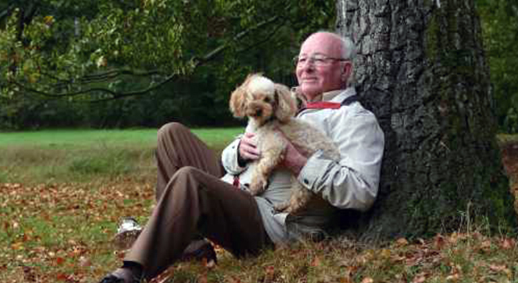 anziano con cane