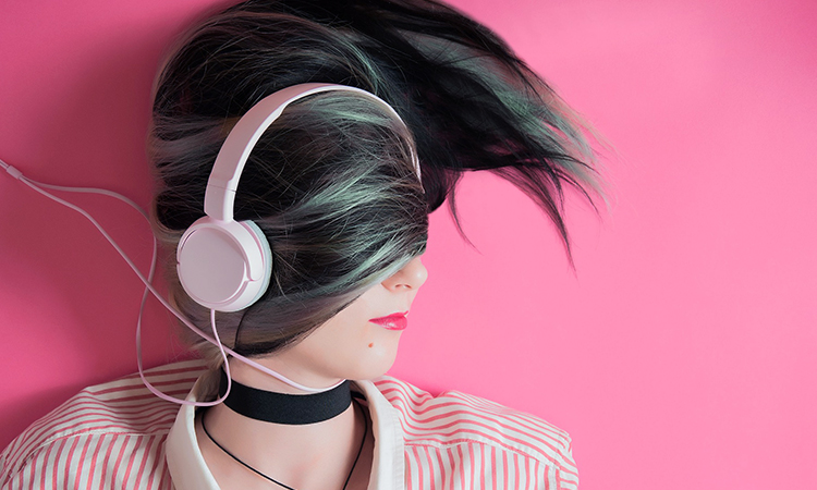 ragazza ascolta musica